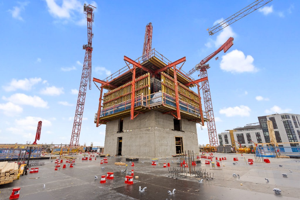 Construction core structure with cranes